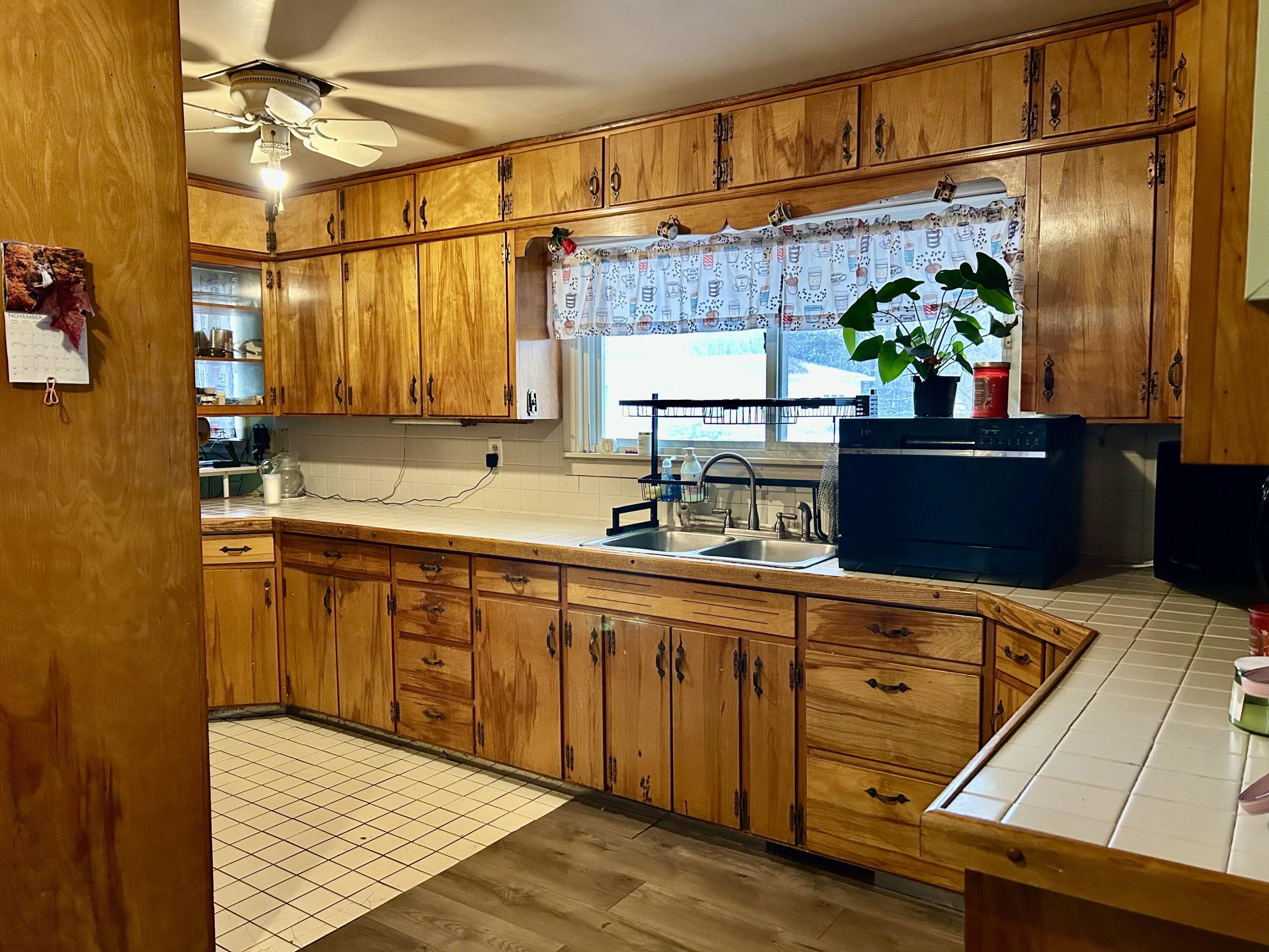 1580 Sunview Street Muskegon, MI 49445 - Photo 5 of 18 IMG_2840