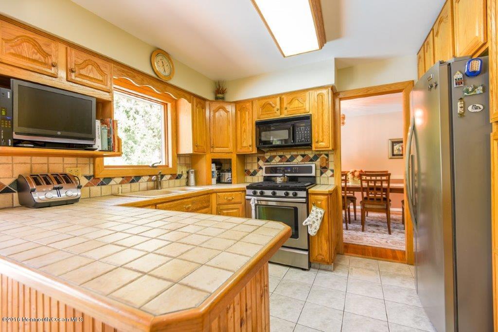 16 Pepperridge Road Howell, NJ 07731 - Photo 5 of 21 Eat-in Kitchen