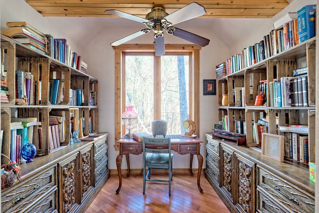 601 Sierra Circle Murphy, NC 28906 - Photo 20 of 87 a reading room with furniture book shelf and a book shelf