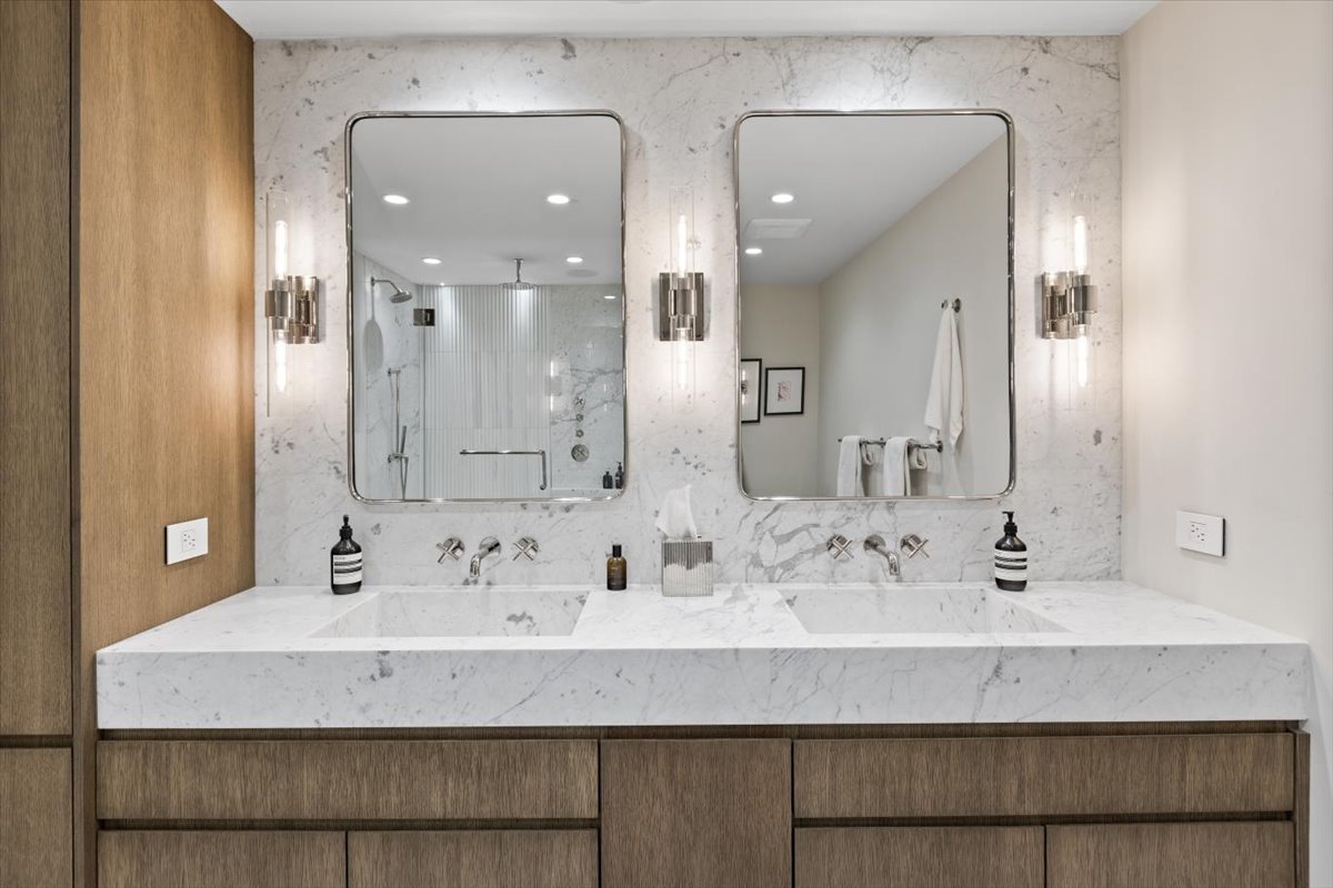 850 West Adams Street, Unit 7E Chicago, IL 60607 - Photo 14 of 27 a bathroom with double vanity sinks and a mirror