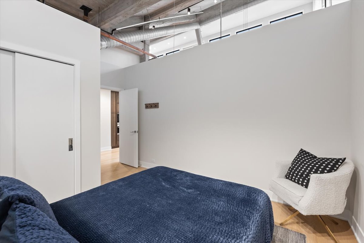 850 West Adams Street, Unit 7E Chicago, IL 60607 - Photo 17 of 27 a bedroom with a bed and a chair