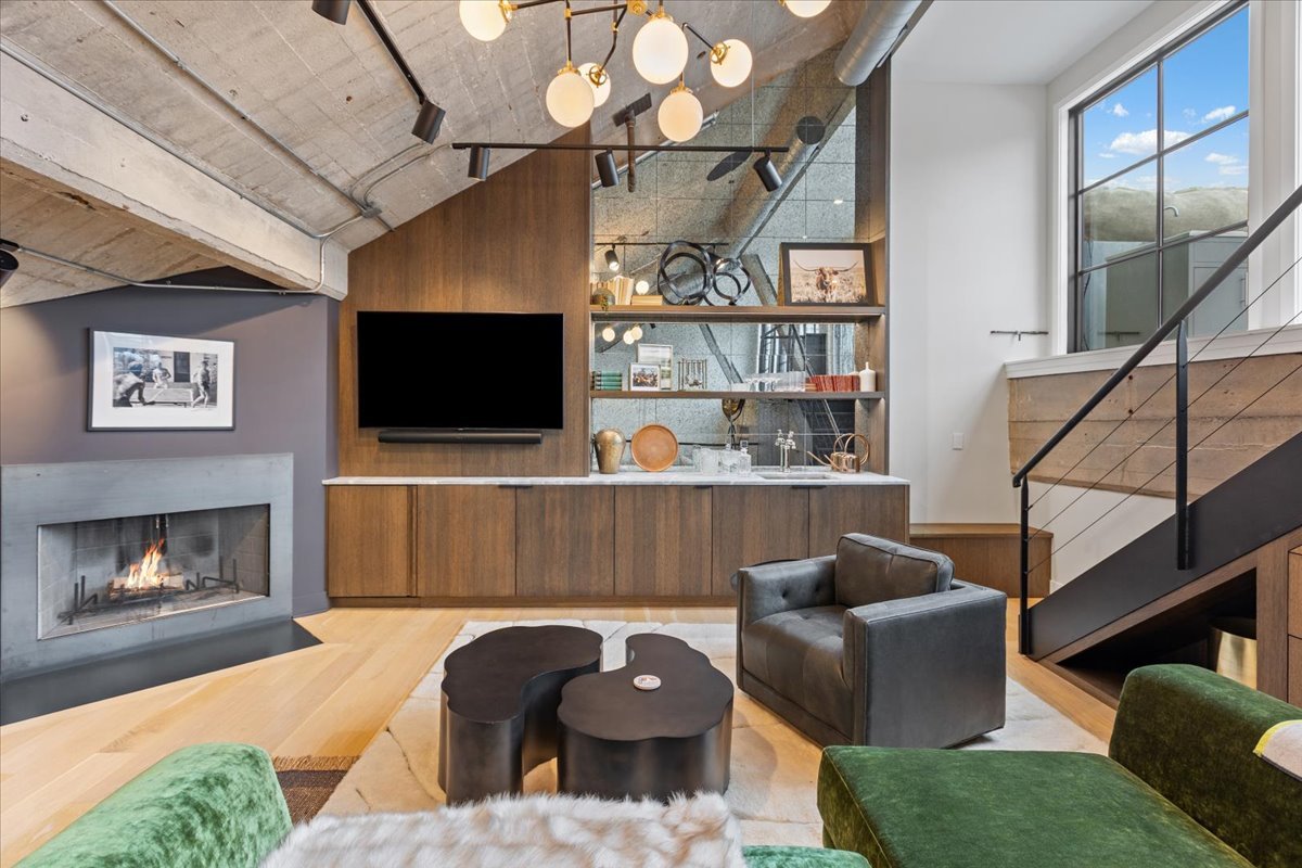 850 West Adams Street, Unit 7E Chicago, IL 60607 - Photo 20 of 27 a living room with furniture a flat screen tv and floor to ceiling window