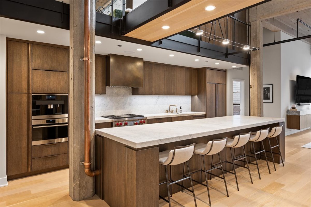 850 West Adams Street, Unit 7E Chicago, IL 60607 - Photo 6 of 27 a kitchen with a table chairs refrigerator and microwave