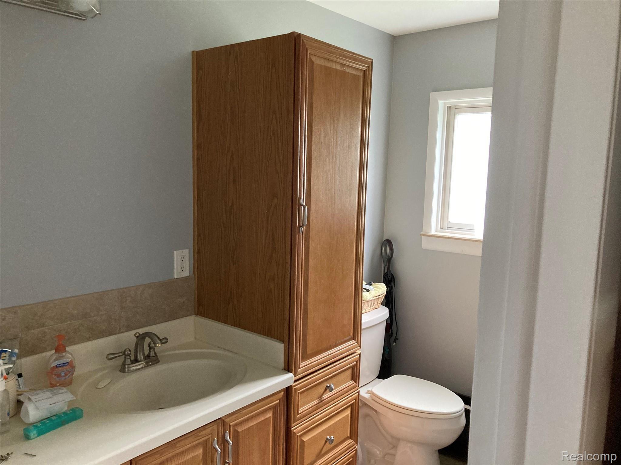 22565 Chestnut Tree Novi, MI 48375 - Photo 14 of 19 IMG-0983BATHROOM.jpg
