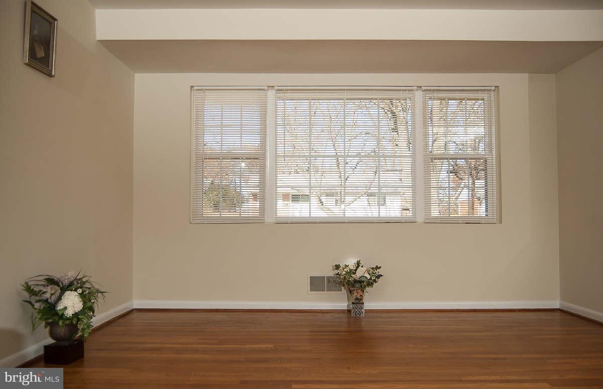 900 Malta Lane Silver Spring, MD 20901 - Photo 5 of 17 Living Room