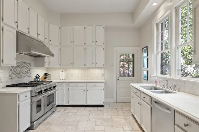 $689,000 | 2962 Midland Avenue, Memphis, TN 38111