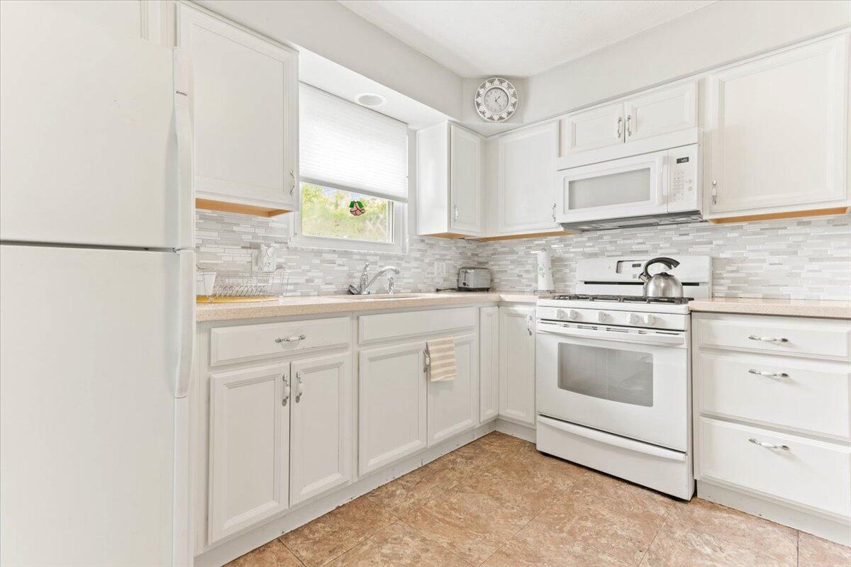 3175 Pine Valley Road Columbus, OH 43219 - Photo 9 of 25 09-Kitchen