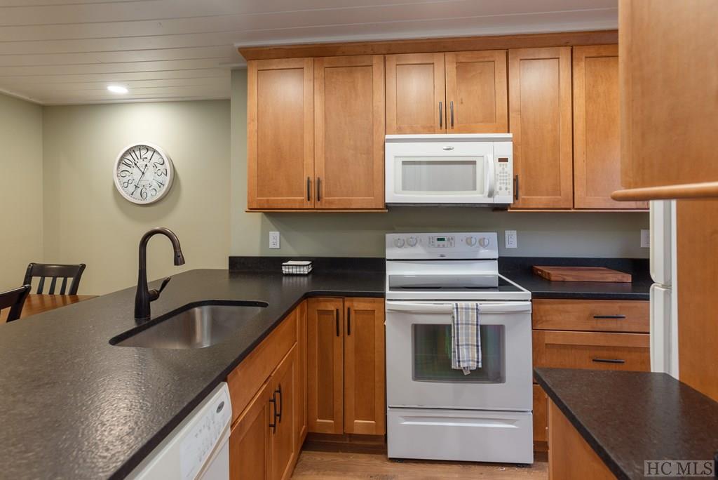 33 Chestnut Ridge, Unit 1 Sapphire, NC 28774 - Photo 10 of 38 Gallery Image 10
