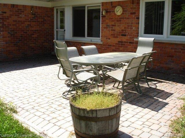 4840 Wye Oak Road Bloomfield Hills, MI 48301 - Photo 10 of 25 Brick Paver Patio.JPG