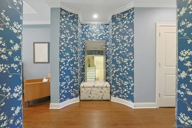 a view of livingroom with entryway