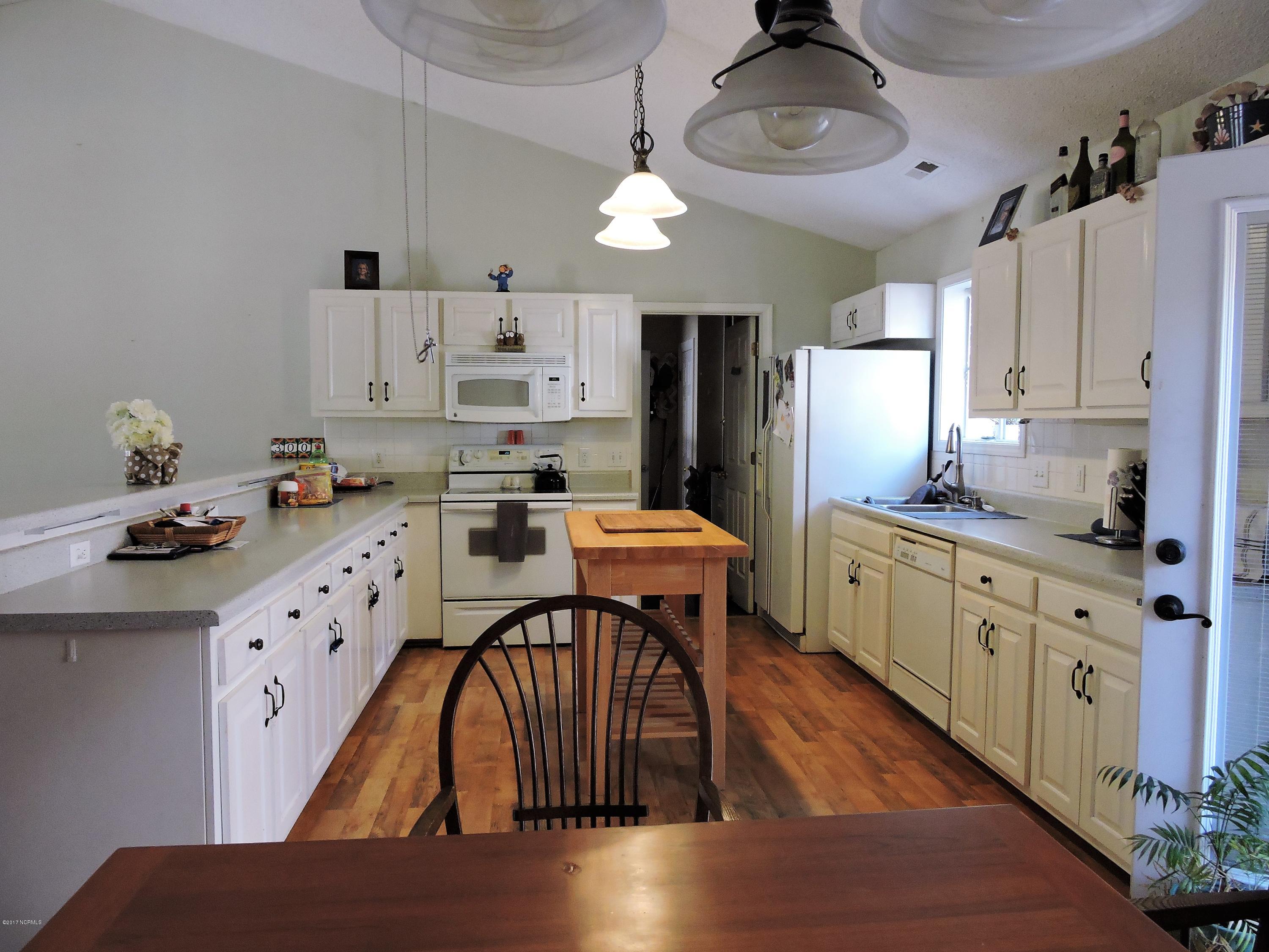 3002 Fairway Road Morehead City, NC 28557 - Photo 9 of 28 Kitchen with LOTS of cabinets and counter space!