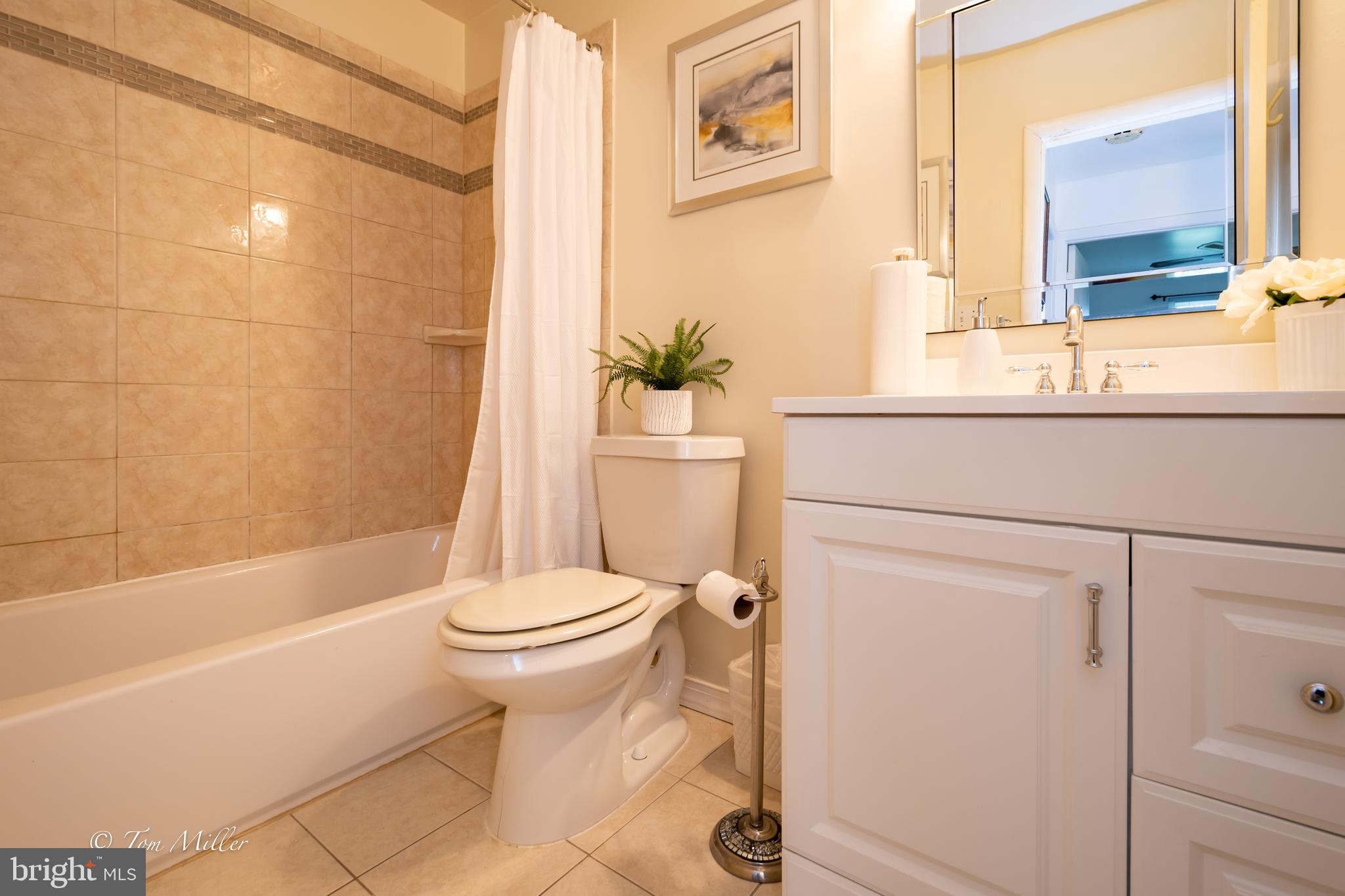 8123 Scotts Level Road Baltimore, MD 21208 - Photo 21 of 44 Hallway Bath - Main