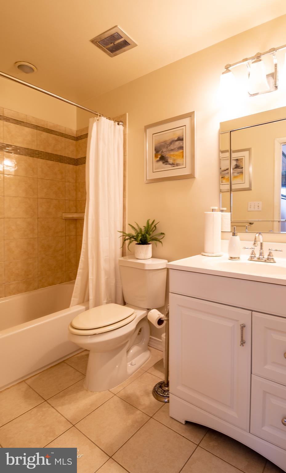 8123 Scotts Level Road Baltimore, MD 21208 - Photo 22 of 44 Hallway Bath - Main