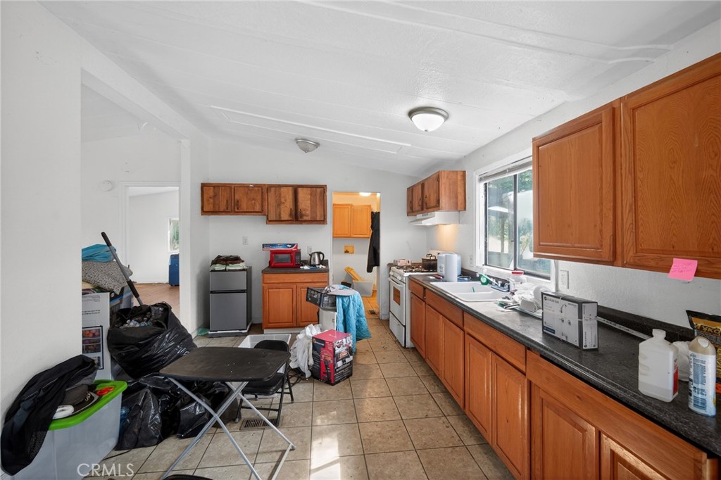 3804 Owl Creek Road Mariposa, CA 95338 - Photo 14 of 18 a view of a kitchen with workspace and a window