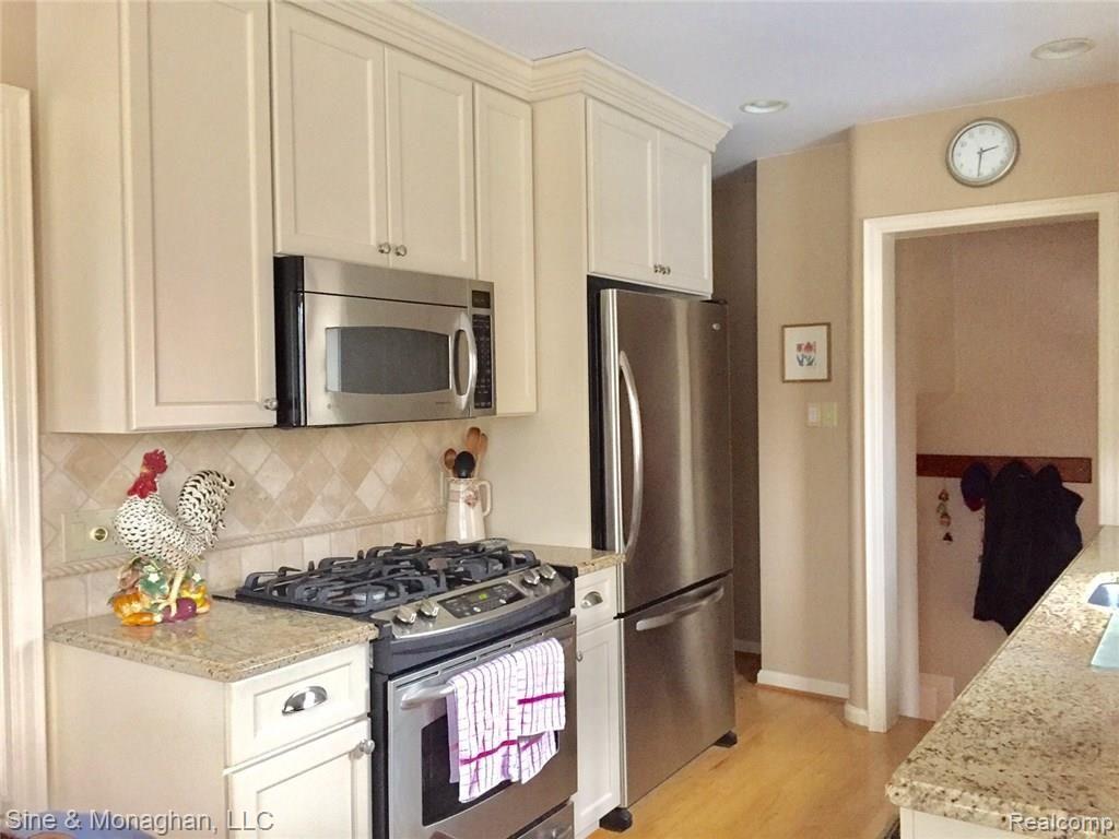 1761 Roslyn Road Grosse Pointe, MI 48236 - Photo 3 of 21 1761 Roslyn Kitchen refrigerator USE GREAT.jpg