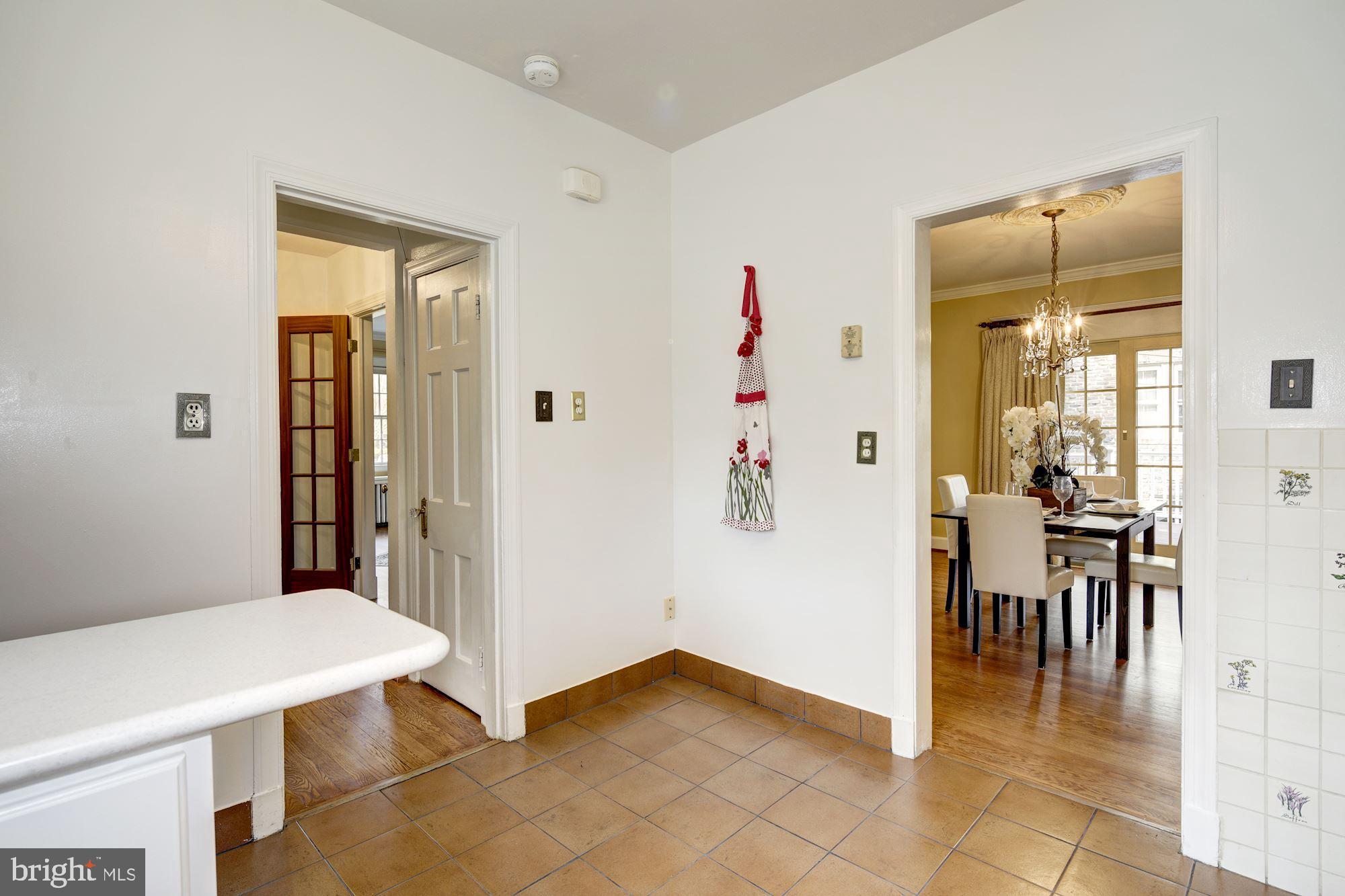 716 Stoneleigh Road Baltimore, MD 21212 - Photo 24 of 44 Table space in the corner.