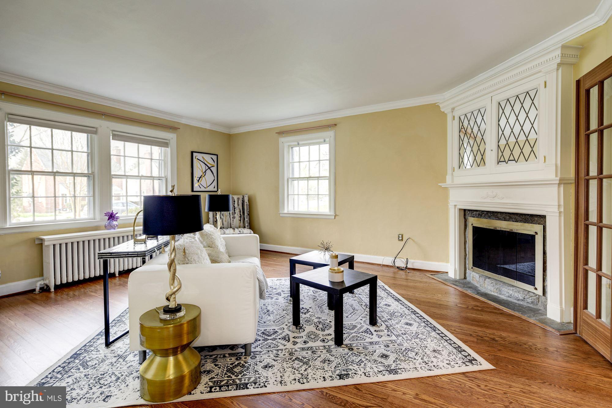 716 Stoneleigh Road Baltimore, MD 21212 - Photo 10 of 44 Large family room with fireplace