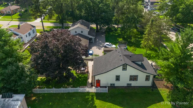 a view of house with garden