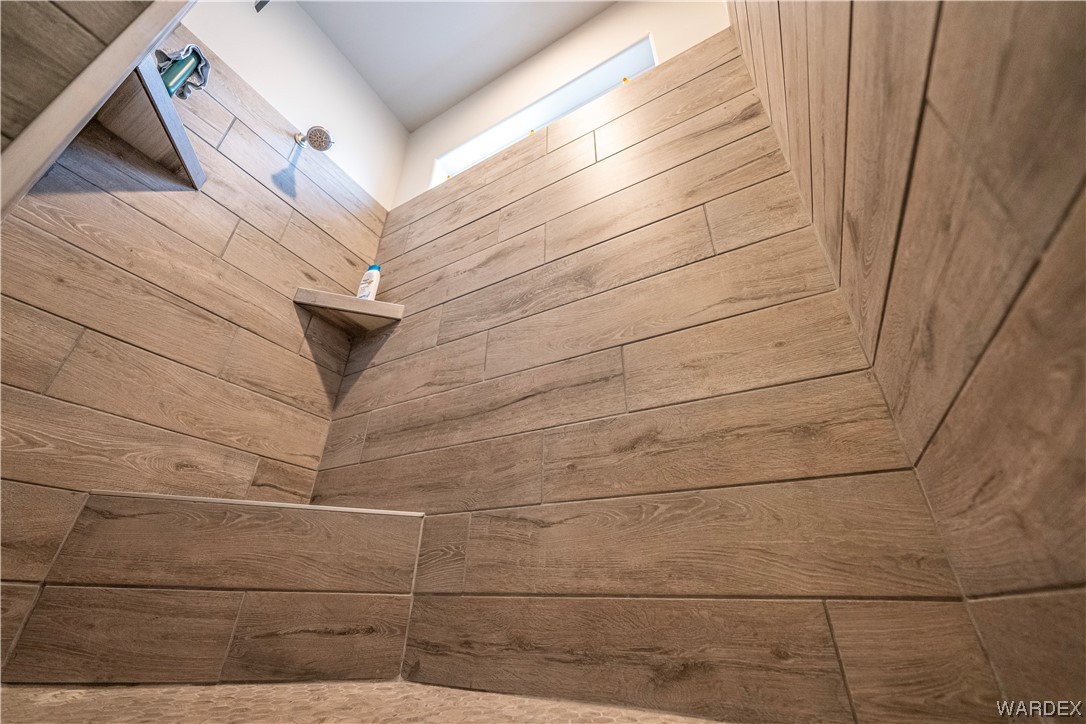 3566 North Kenneth Road Kingman, AZ 86409 - Photo 18 of 35 a bathroom with a shower