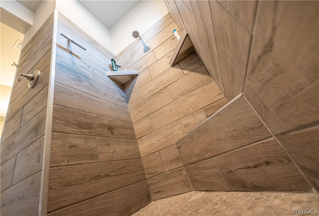 3566 North Kenneth Road Kingman, AZ 86409 - Photo 19 of 35 a bathroom with a shower