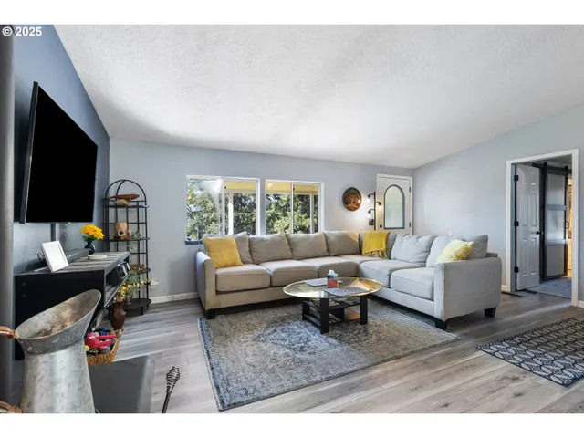 $440,000 | 1160 Cleveland Loop Road, Roseburg, OR 97471