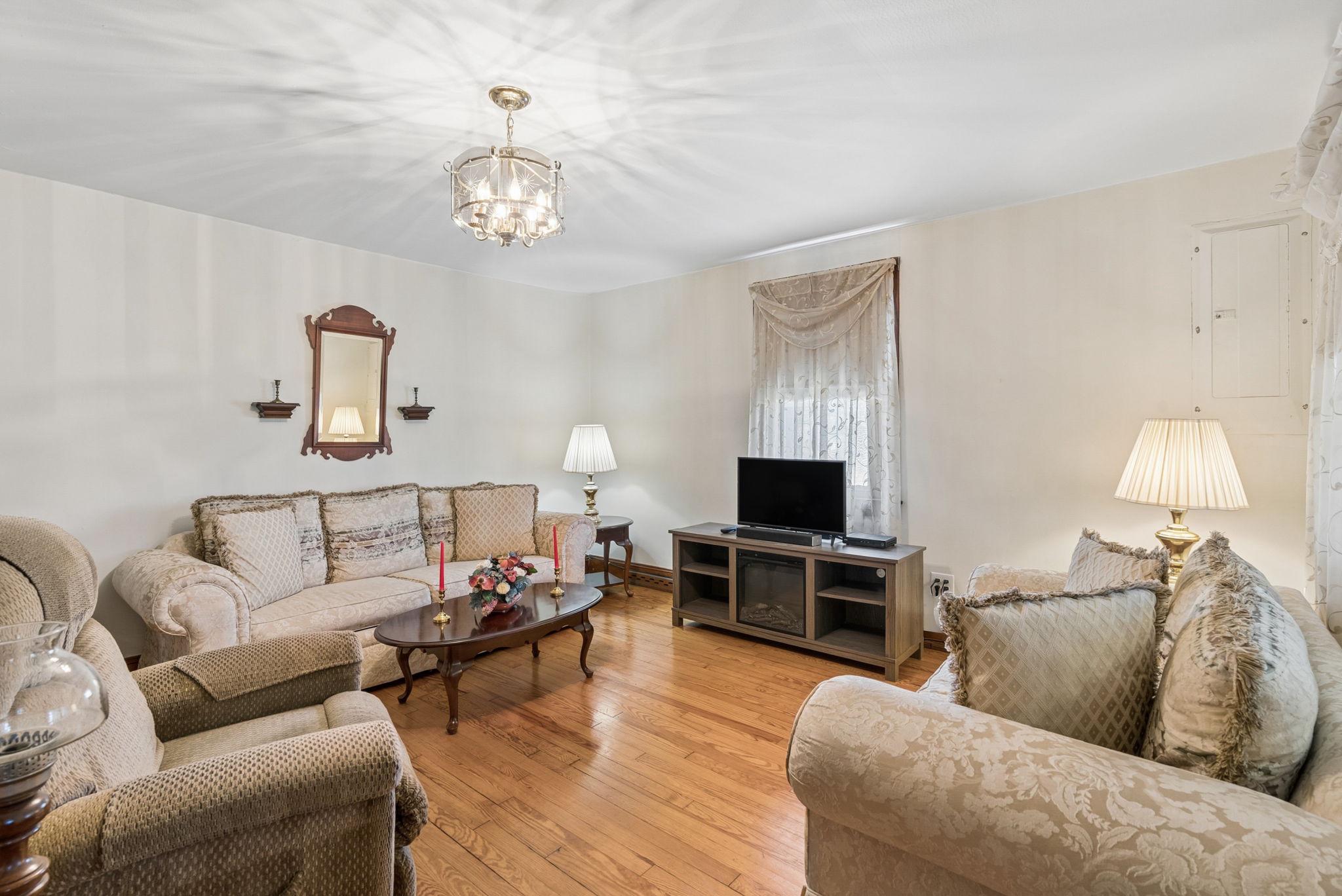 19 Old Solomons Island Road Annapolis, MD 21401 - Photo 7 of 51 Living Room
