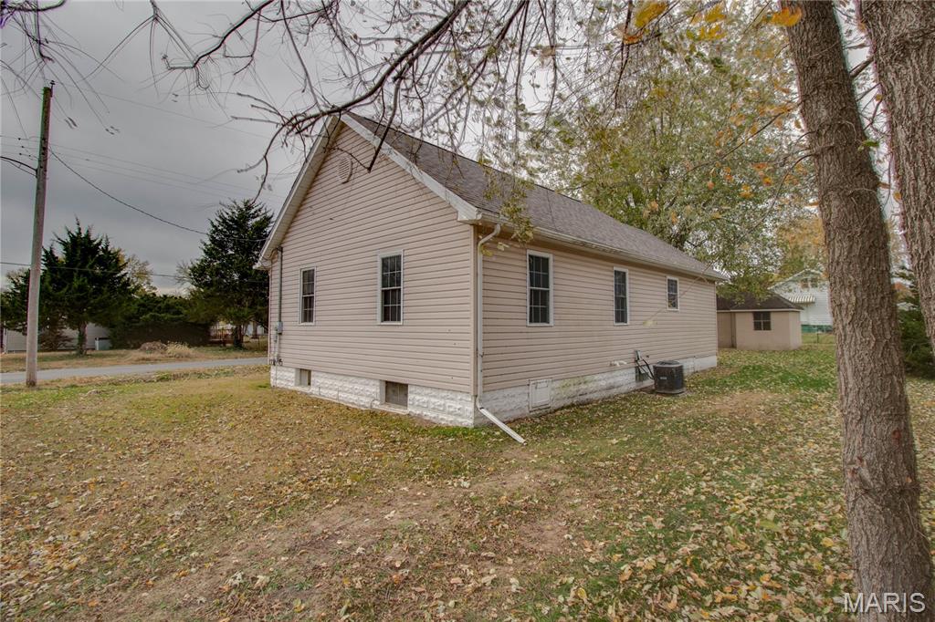 123 North Sawyer Street Wilsonville, IL 62093 - Photo 28 of 30