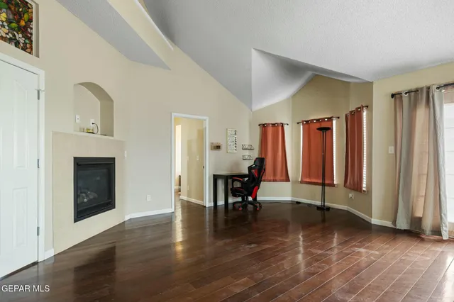 a view of a house with backyard