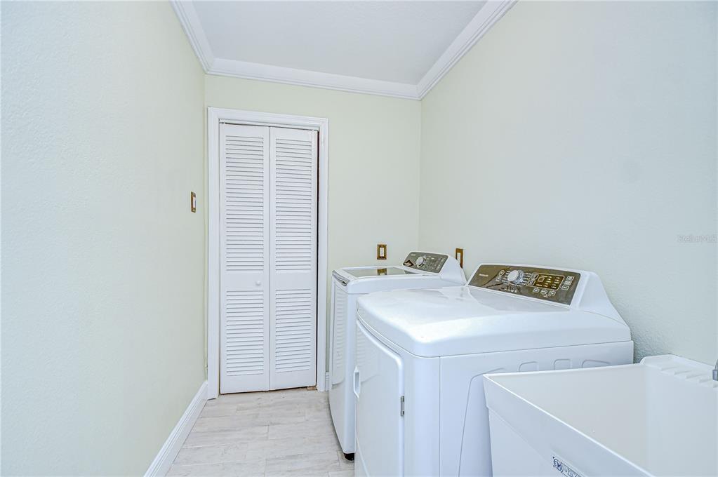 1931 Jaudon Road Dover, FL 33527 - Photo 36 of 50 a utility room with dryer and washer