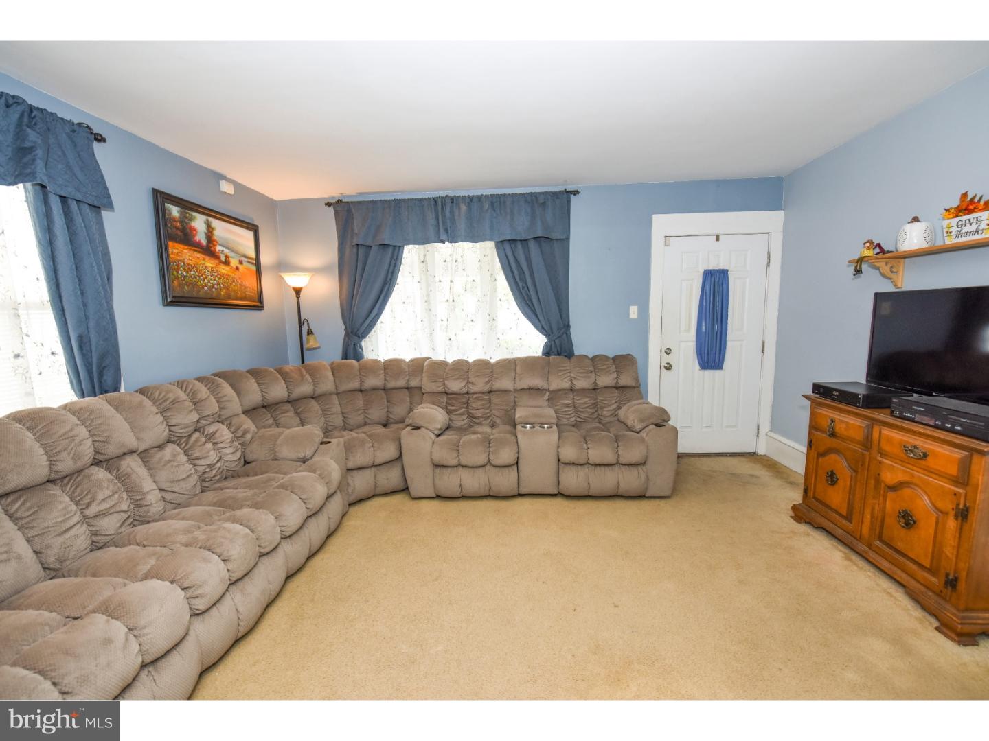 455 Jacksonville Road Hatboro, PA 19040 - Photo 2 of 25 Living Room