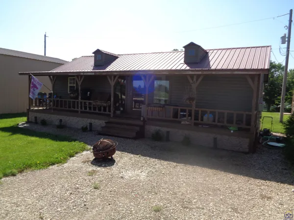 $325,000 | 205 Cedar Circle, Alma, KS 66401