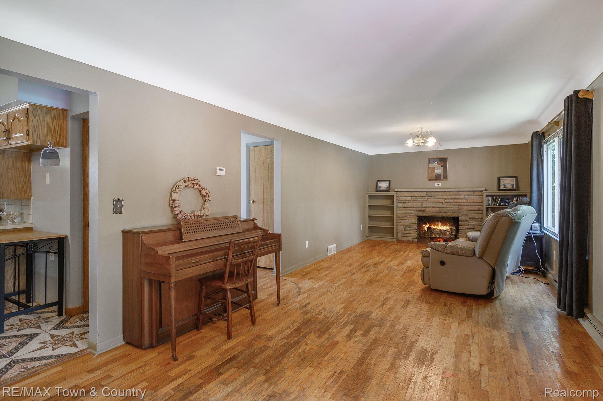 409 George Street Flushing, MI 48433 - Photo 3 of 23 Q0jQMWxw.jpeg