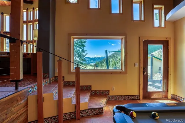 a view of lobby with elevator