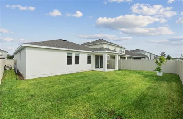 a view of a yard with a house
