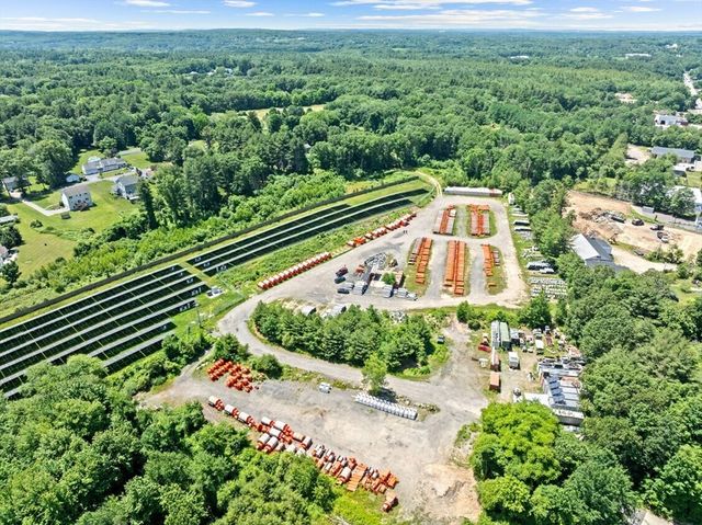 a view of a back yard