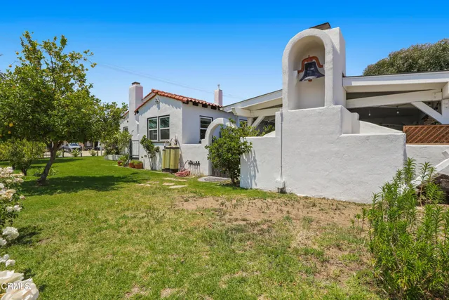 a view of a house with a backyard