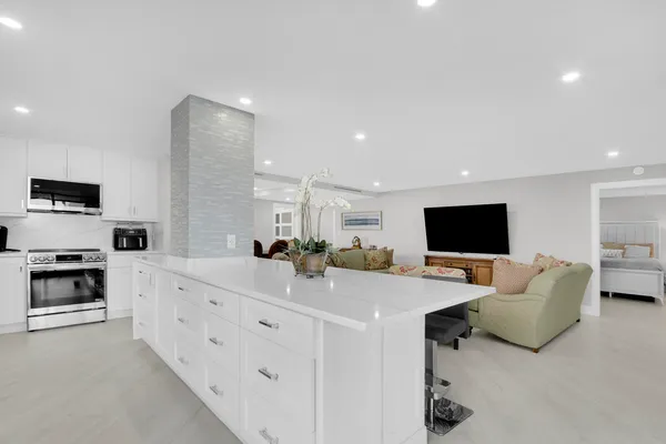 $6,500 | 5380 North Ocean Drive, Unit 9A, Singer Island, FL 33404