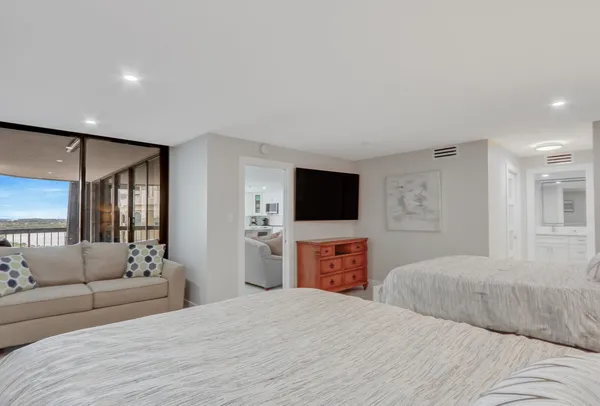 $6,500 | 5380 North Ocean Drive, Unit 9A, Singer Island, FL 33404