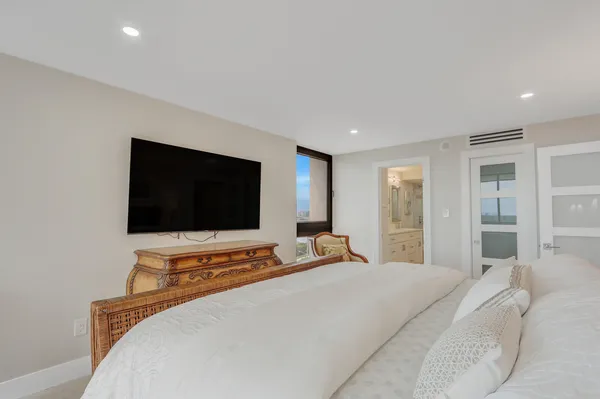 $6,500 | 5380 North Ocean Drive, Unit 9A, Singer Island, FL 33404