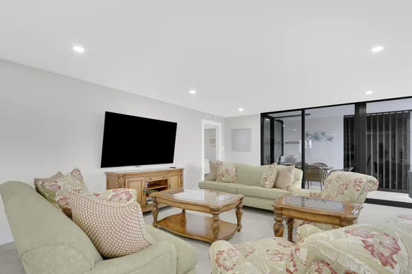 $6,500 | 5380 North Ocean Drive, Unit 9A, Singer Island, FL 33404