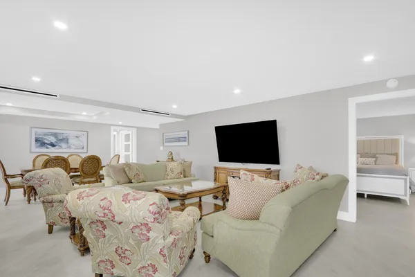 $6,500 | 5380 North Ocean Drive, Unit 9A, Singer Island, FL 33404