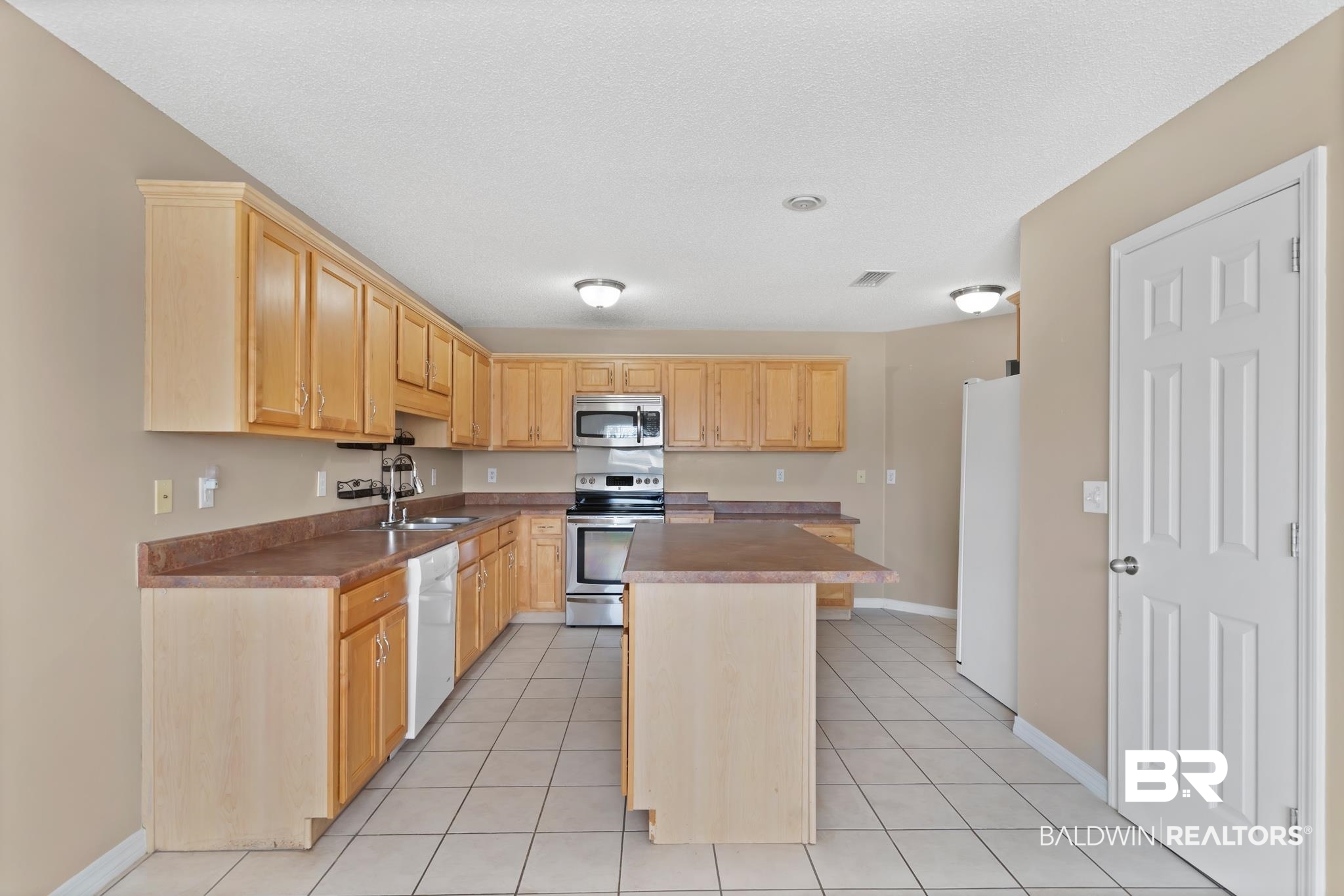 1064 Amazon Drive Foley, AL 36535 - Photo 5 of 26 Kitchen