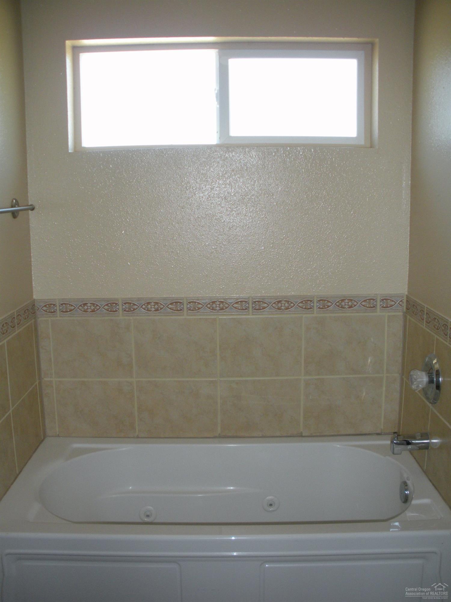 8461 Southwest Shad Road Terrebonne, OR 97760 - Photo 9 of 23 Jetted soaking tub in addition master ba