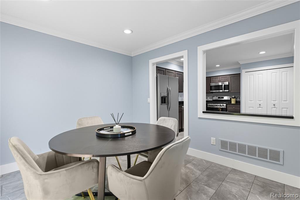 629 Ashley Circle Rochester Hills, MI 48307 - Photo 6 of 32