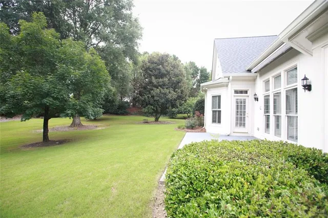 a view of a house with a yard