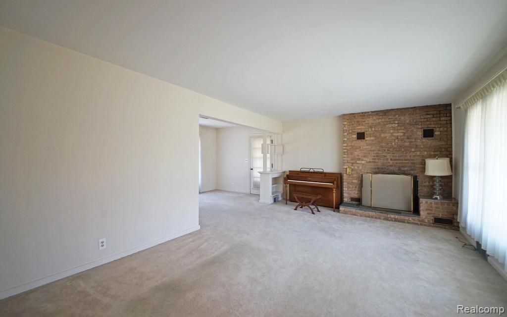 564 Roslyn Road Grosse Pointe, MI 48236 - Photo 10 of 22 10-photo-web-1024x640-42071.jpg