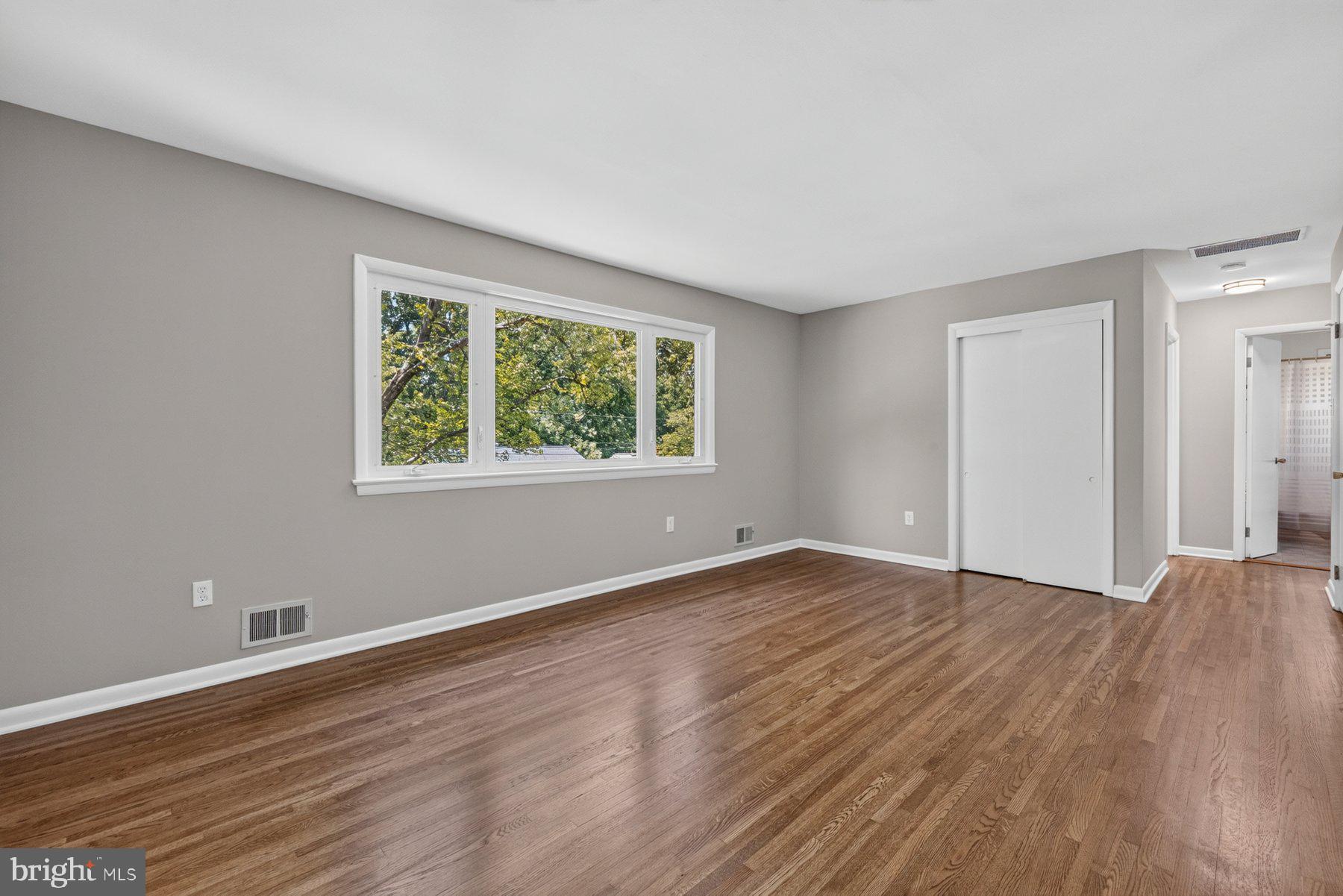 4035 Adams Drive Silver Spring, MD 20902 - Photo 6 of 37 Living Room