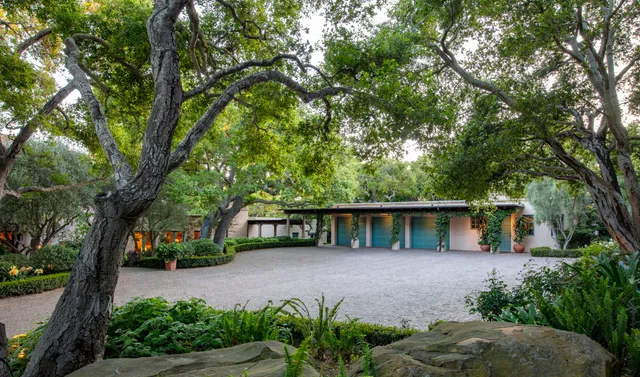 a view of a pathway both side of yard