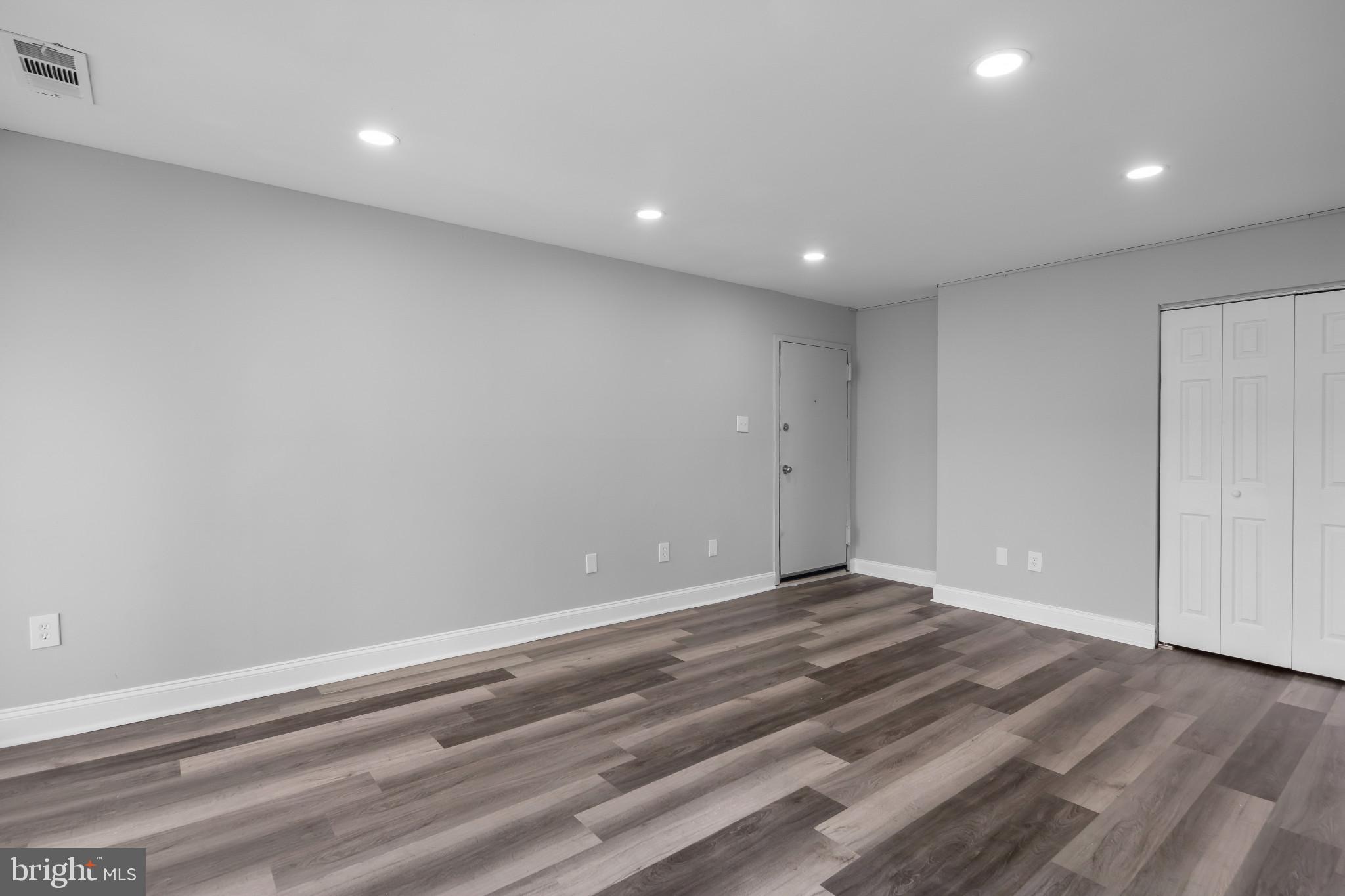 7975 Riggs Road, Unit 5 Hyattsville, MD 20783 - Photo 3 of 36 Entry / Living Room