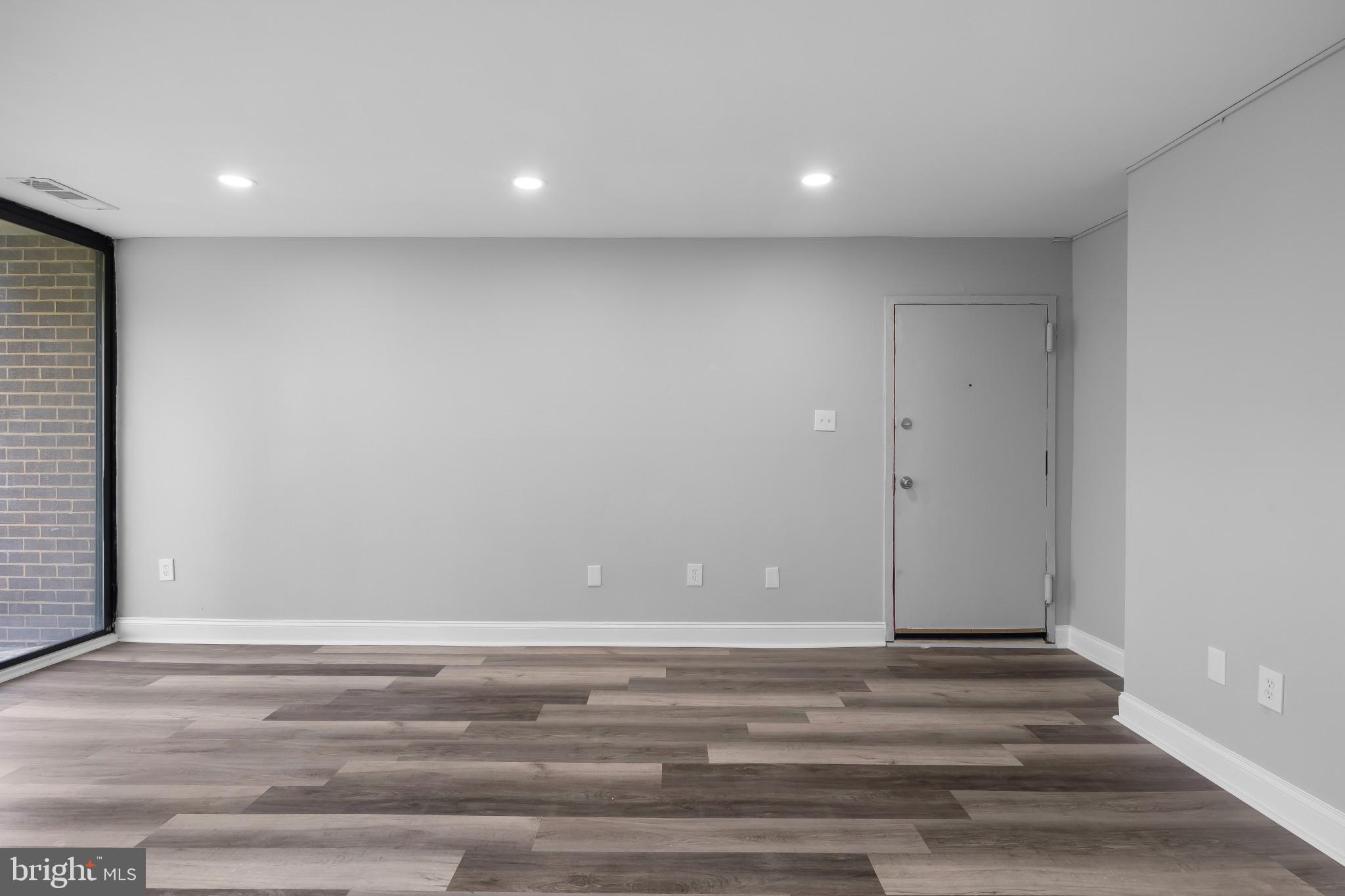 7975 Riggs Road, Unit 5 Hyattsville, MD 20783 - Photo 4 of 36 Entry / Living Room